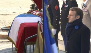 Emmanuel Macron accueille le cercueil d'Hubert Germain sous l'Arc de Triomphe