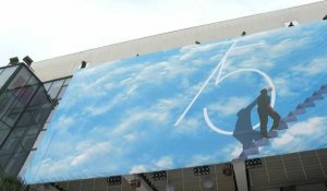 Cannes: l'affiche déployée sur le fronton du palais des festivals