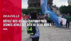 Gymnasiade : 68 délégations de jeunes athlètes défilent dans les rues de Deauville