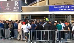 Foot/C1: des supporters attendent d'entrer au Stade de France