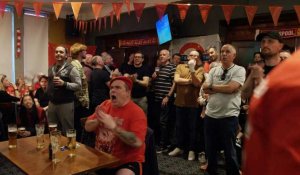 Foot/C1: les supporters de Liverpool regardent le match dans un pub