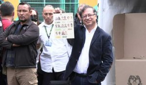 Colombie: le candidat de gauche Gustavo Petro vote à l'élection présidentielle