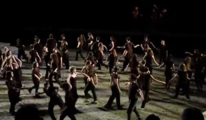 De très jeunes acteurs se produisent sur la scène de l'amphithéâtre de Pompéi, en Italie