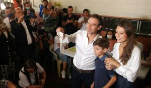 Le candidat de droite Federico Gutierrez vote à la présidentielle colombienne