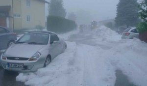 Un village allemand sous la neige en plein printemps après une tempête de grêle