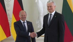 Olaf Scholz accueilli par le président lituanien Nauseda à Vilnius