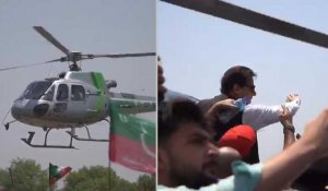Pakistan: Imran Khan se pose en hélicoptère sur l'autoroute au milieu de ses partisans