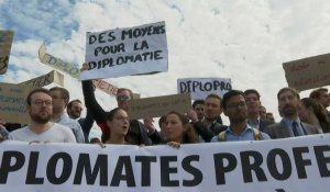 À Paris, la diplomatie française en grève manifeste près du Quai d'Orsay