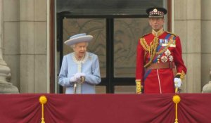Elizabeth II acclamée au balcon de Buckingham pour son jubilé historique