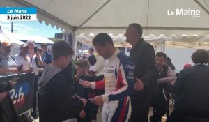 VIDÉO. 24 Heures du Mans : le pilote sarthois Julien Canal signe des autographes au pesage