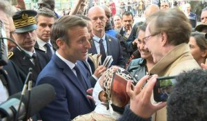 Emmanuel Macron arrive à Clichy-sous-Bois pour inaugurer un "dojo solidaire"