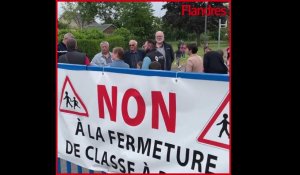 Les parents bloquent l’école de Pitgam pour éviter la fermeture d’une classe