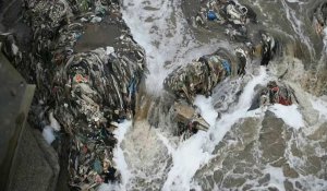 Au Guatemala, une clôture pour filtrer du plastique rejeté dans l'océan