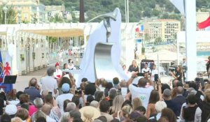 Attentats de Nice : les familles des victimes se recueillent autour de "l'Ange de la Baie"