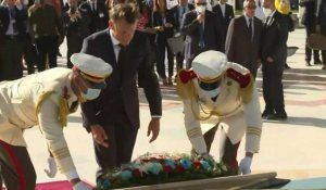 Macron dépose une gerbe de fleurs au Monument des Martyrs à Alger