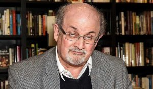 Salman Rushdie sur la "voie de la guérison" selon ses proches