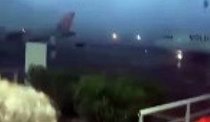 Images impressionnantes à l'aéroport d'Ajaccio touché peu après 8h par des rafales jusque 131 km/h
