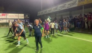 Football: les Francs Borains fêtent leur victoire avec leurs supporters à Ninove