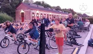 Sur la base du 11/19 de Loos-en-Gohelle, la séance de vélo cinéma organisée dans le cadre du festival Pépites noires a eu du succès