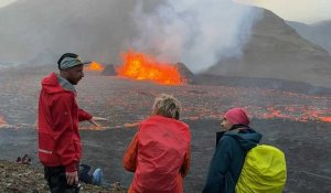 Le volcan islandais poursuit son éruption, menace de polluer l'air d'un village