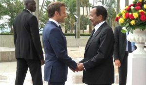 Emmanuel Macron rencontre son homologue camerounais Paul Biya dans le cadre d'une tournée africaine