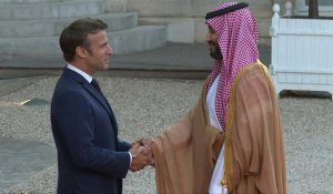 Macron accueille d'une longue poignée de mains Mohammed ben Salmane