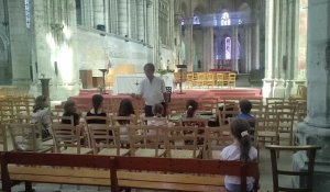 Les enfants apprennent la musique à la basilique de Saint-Quentin avec le carillonneur Francis Crépin