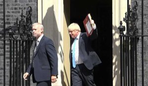 Boris Johnson quitte le 10 Downing Street pour se rendre au Parlement