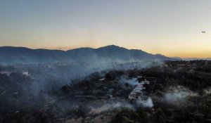 Après l'incendie, les habitants de la banlieue d'Athènes découvrent l'ampleur des dégâts