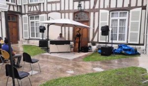 Bar-sur-Aube : les habitués de Jazzabar, Philippe Duchemin et Patricia Lebeugle se produisent dans la cour de la sous-préfecture pour la Fête de la Musique 2021.