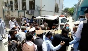 Les dépouilles de vaccinateurs anti-polio afghans arrivent à la morgue après des attaques