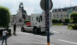 Soissons : Un cycliste entre la vie et la mort après une collision avec un camion