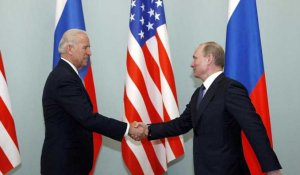 Joe Biden et Vladimir Poutine se serrent la main avant le début de leur sommet à Genève