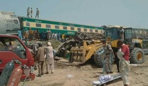 Des morceaux de métal et des bulldozers sur le site de l'accident ferroviaire meurtrier au Pakistan