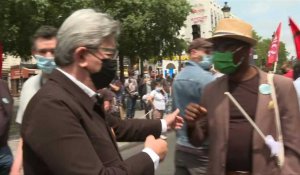 Jean-Luc Mélenchon arrive à la manifestation contre l'extrême-droite