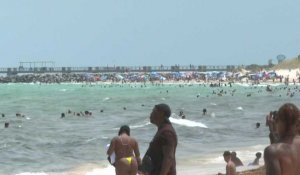 Les Américains bronzent sans masque à Miami Beach pour Memorial Day
