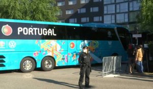 Euro-2020: Les supporters applaudissent l'arrivée du bus portugais à l'hôtel de Munich