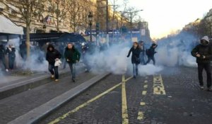 La police disperse des manifestants sur les Champs-Elysées à Paris(4)