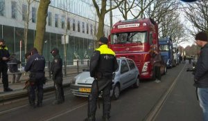 Pays-Bas: le convoi anti-restrictions sanitaires quitte le centre de La Haye