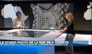 Fatoumata Diabaté fait revivre les studios de rue des pères de la photographie africaine.