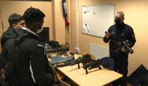 A Sarcelles, près de Paris, discussions à bâtons rompus entre lycéens et policiers