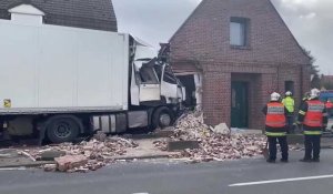Renescure : un camion emboutit la façade d'une habitation