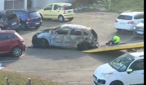 Une voiture détruite par les flammes à Evian