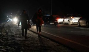 Ukraine : des files de voitures sur plusieurs kilomètres à l'approche de la frontière polonaise