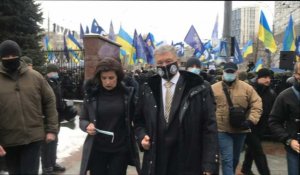 L'ex-président ukrainien Petro Porochenko arrive au tribunal de Kiev