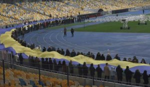 Des Ukrainiens déploient un drapeau national géant pour marquer la "Journée de l'unité"
