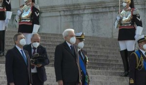 Italie: le président Mattarella rend hommage au soldat inconnu après avoir prêté serment