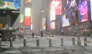 La neige tombe sur Times Square à New York