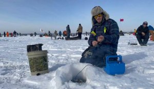 Etats-Unis: des milliers de participants au plus grand concours de pêche sur glace au monde