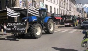 VIDÉO. À Quimper, les agriculteurs arrivent en tracteur dans le centre-ville pour manifester